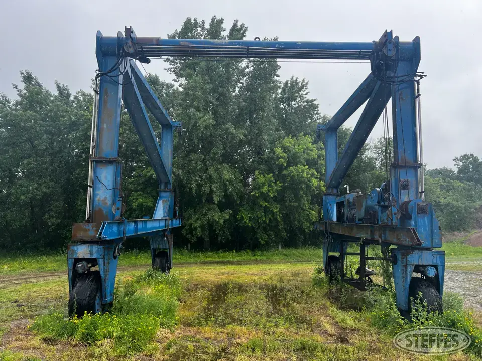 1975 Midland M-750-U Docks and Lift
