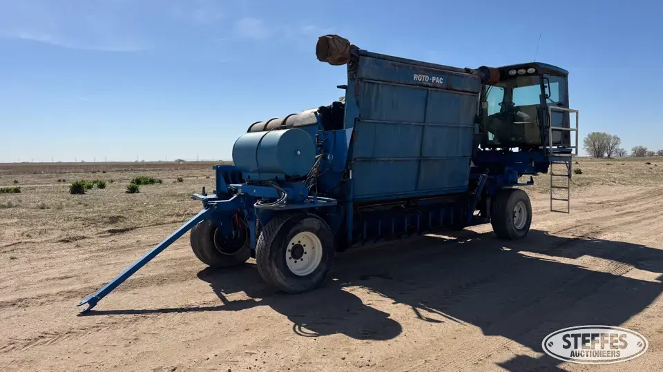 2006 Roto-Pac self-propelled silage bagger Grain Bag Loaders and Unloader