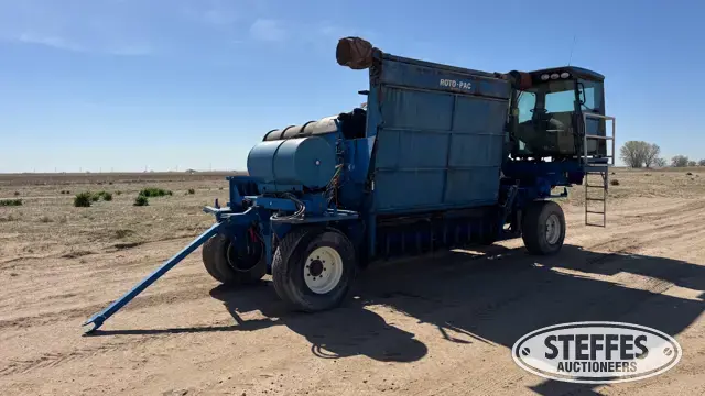 2006 Roto-Pac self-propelled silage bagger