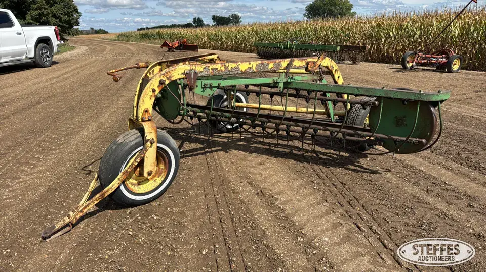 John Deere 640 Rake