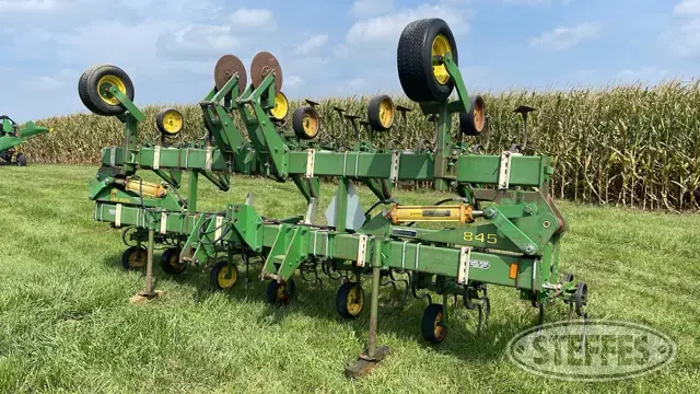 John Deere 845