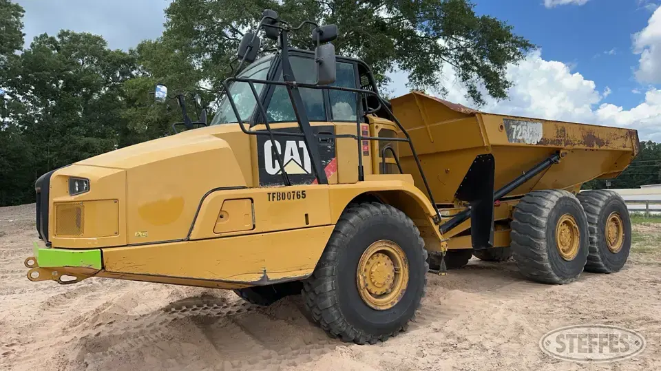 2016 CAT 725C Dump Truck
