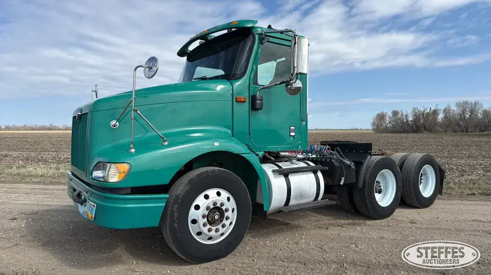 2001 International 9100i Conventional Truck without Sleeper