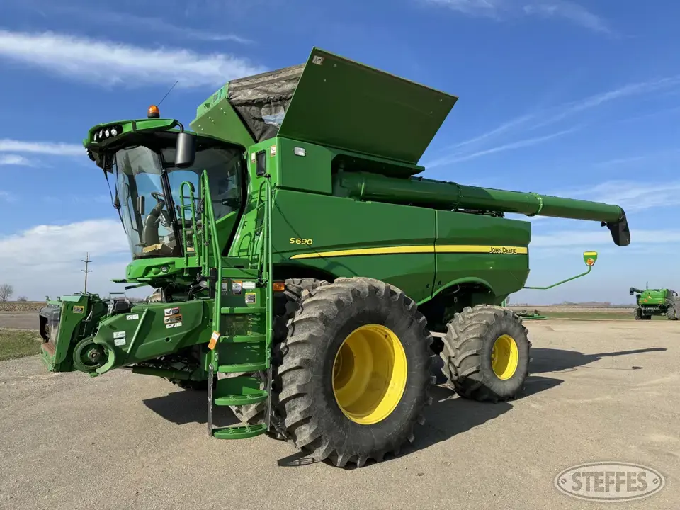 2017 John Deere S690 Combine