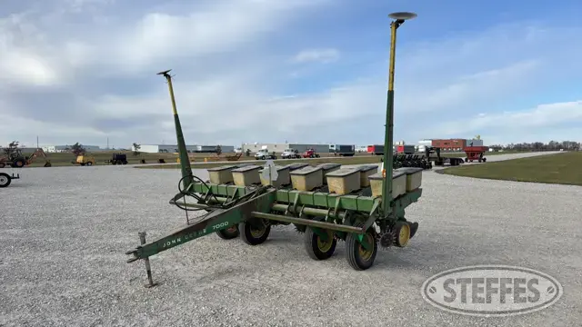 John Deere 7000
