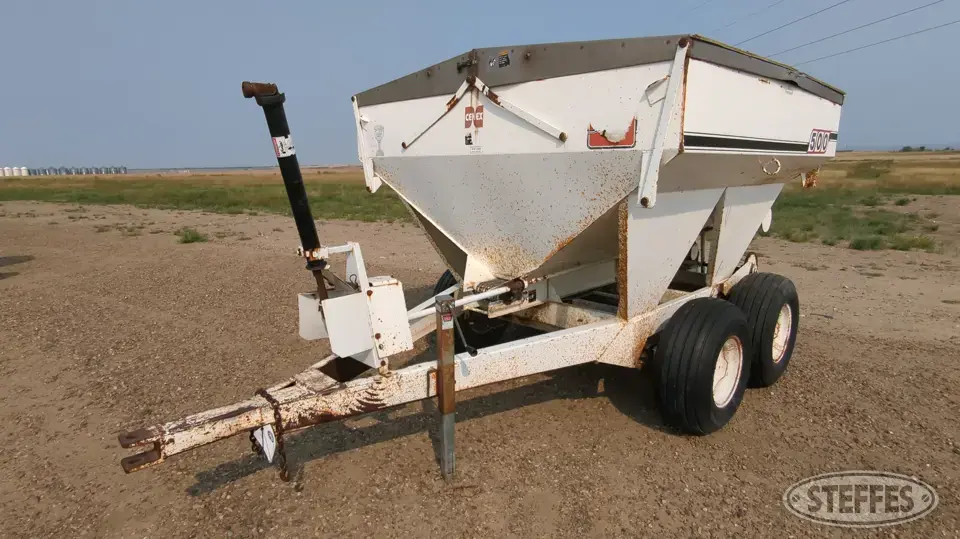 Willmar 500 Pull-Type Dry Spreader