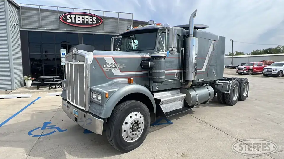 1985 Kenworth W900 Conventional Truck with Sleeper