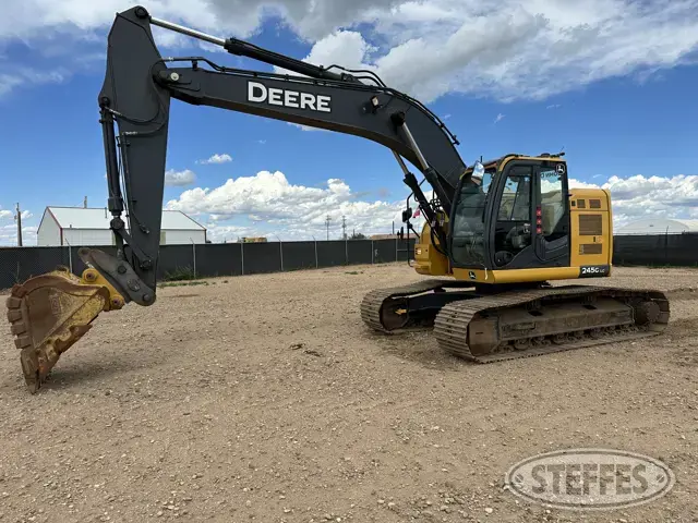 2019 Deere 245G LC