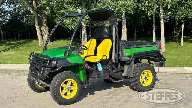 John Deere 825 Gator
