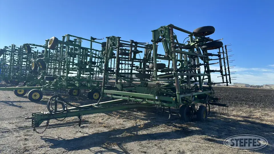 1997 John Deere 685 Chisel Plow