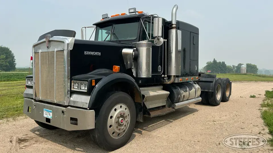 1986 Kenworth W900B Conventional Truck with Sleeper