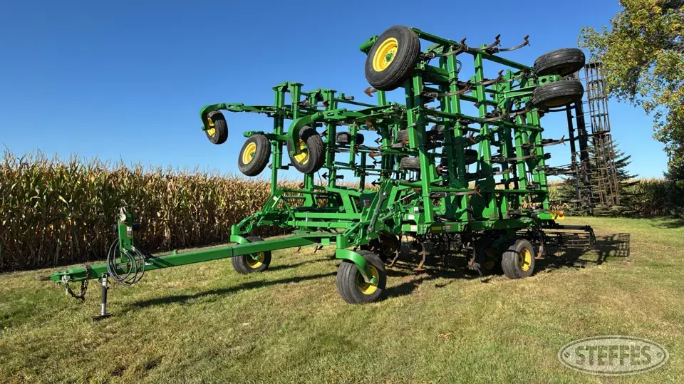 2014 John Deere 2210 Field Cultivator