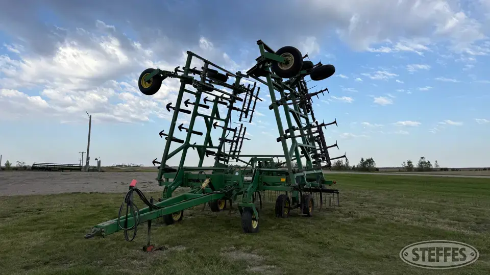 John Deere 680 Chisel Plow