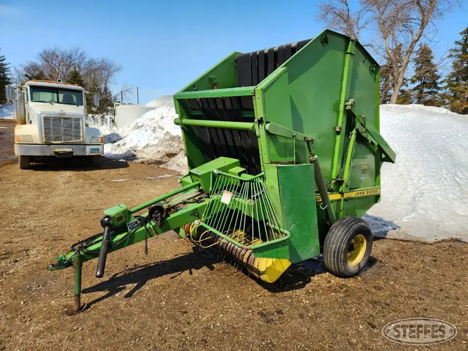 John Deere 510 Round Baler