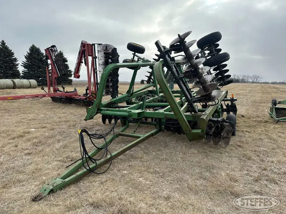 John Deere 335 Disc
