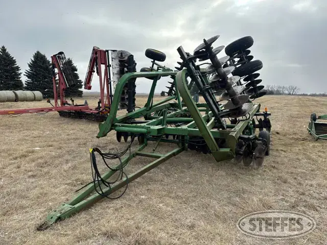 John Deere 335