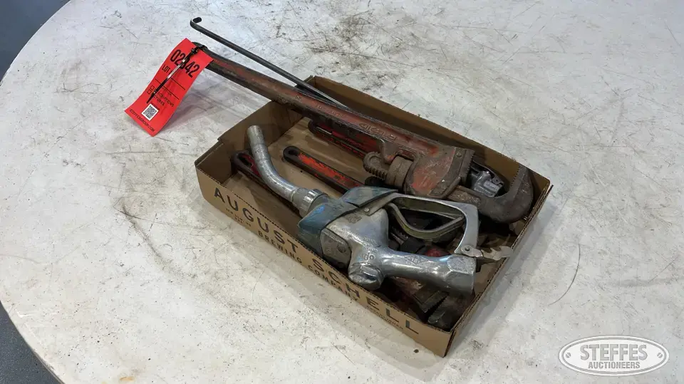 Assorted pipe wrench General Tools and Shop Supply