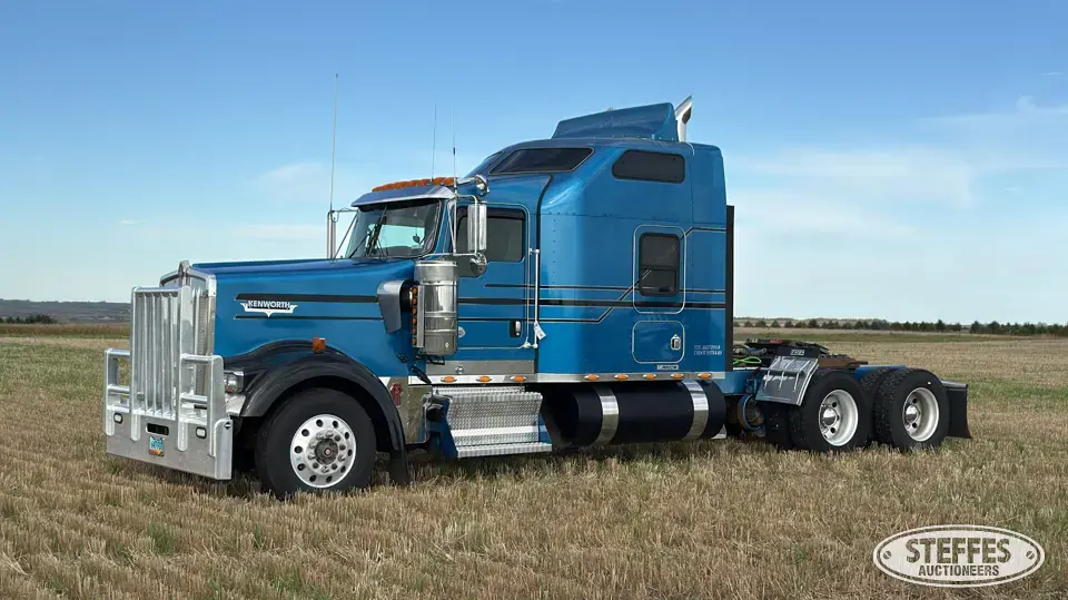 2010 Kenworth W900 Conventional Truck with Sleeper