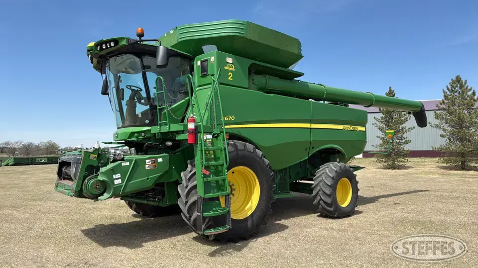 2015 John Deere S670 Combine