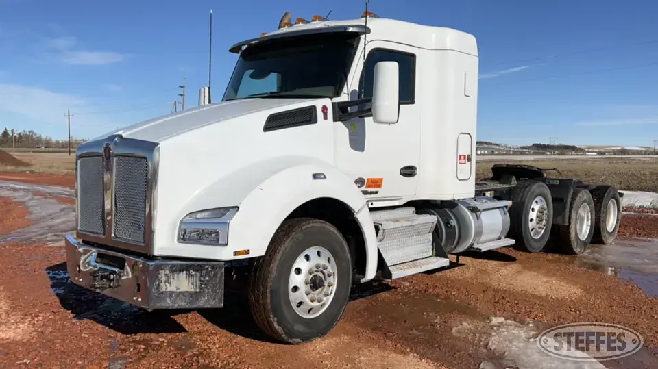 2019 Kenworth T880 Conventional Truck with Sleeper