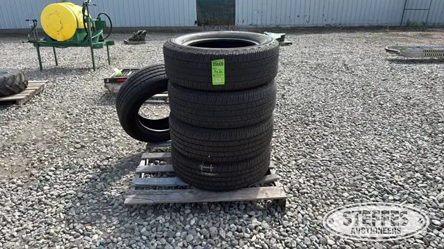 (5) Michelin Defender 275/60R20 tires