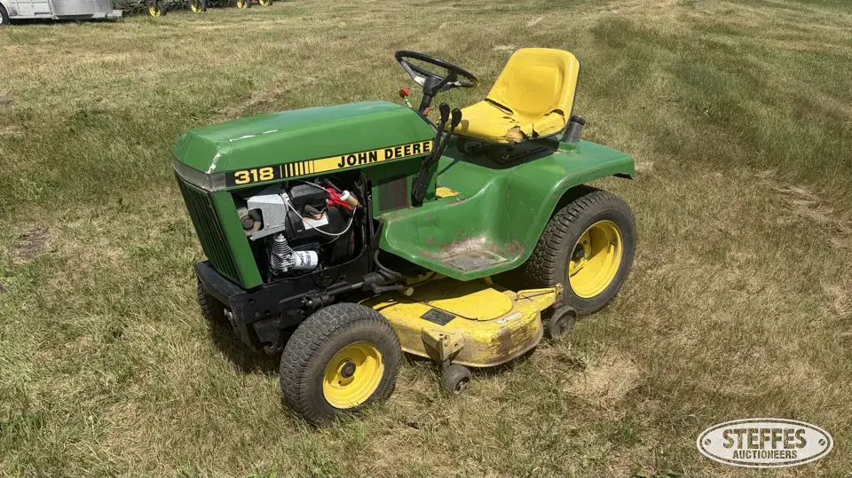 John Deere 318 Lawn Tractor