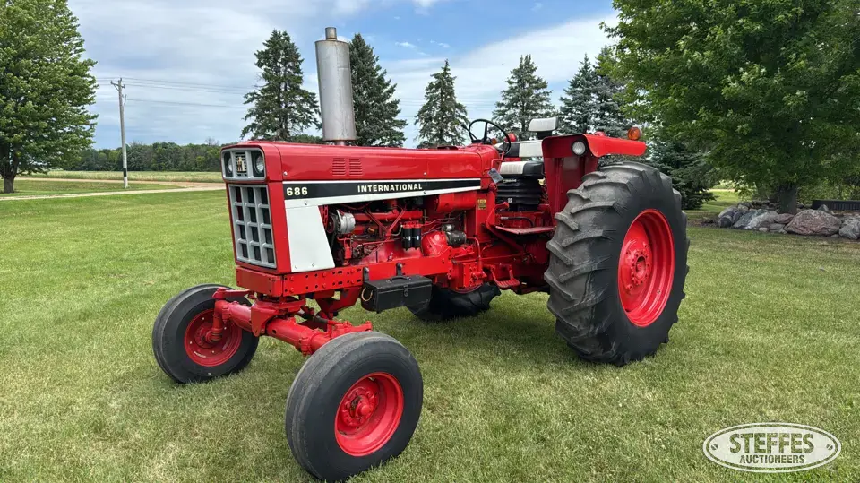 1979 International 686 2WD Tractor