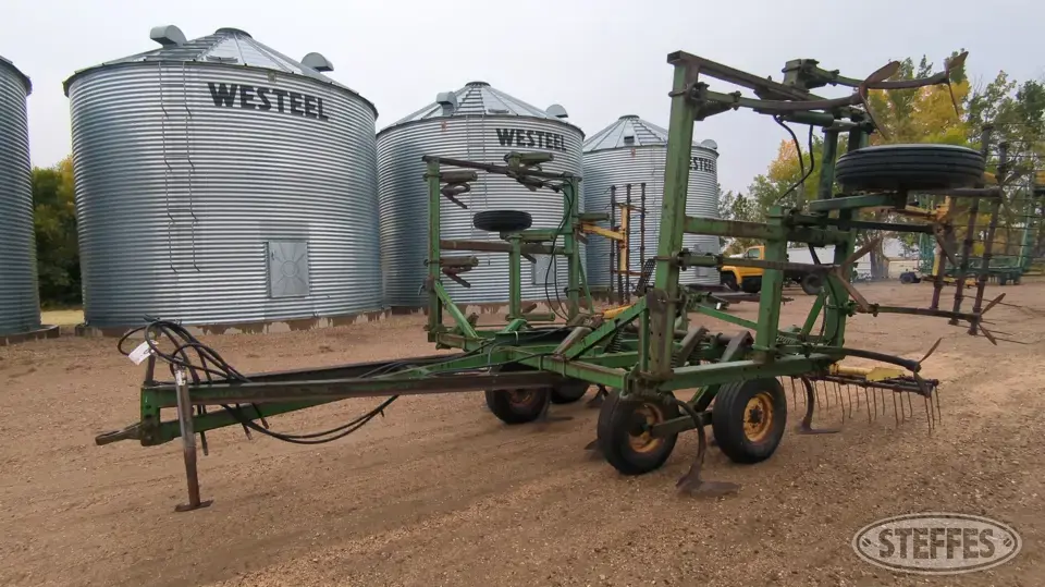 John Deere 1600 Chisel Plow