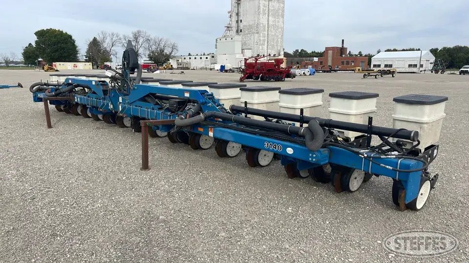 2000 Kinze 3140 12 or More Row Planter