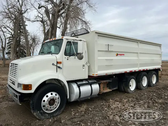 2000 International 8100