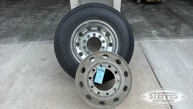 (1) Cooper Work Series 295/75R22.5 tire
