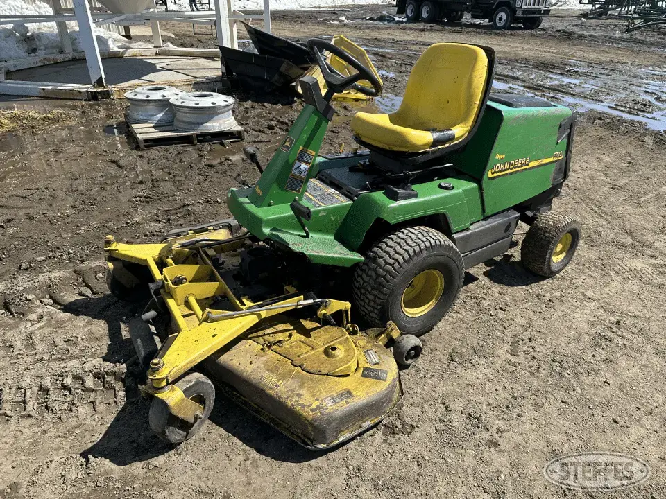 John Deere F725 Lawn Tractor