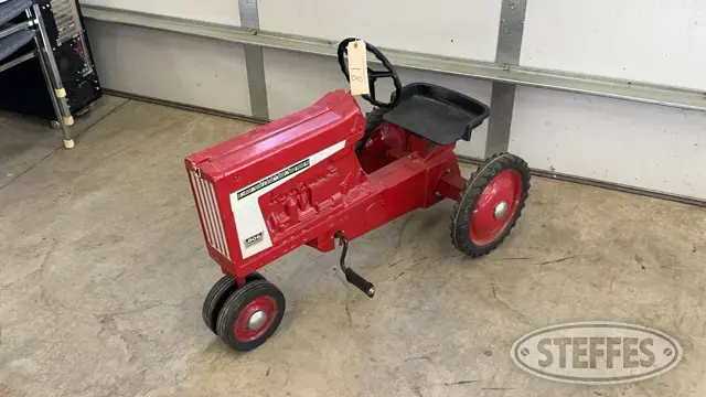 1966 McCormick Farmall 806