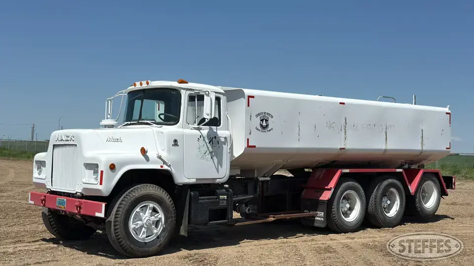 1983 Mack DM492S 5,000 gal. Water Truck