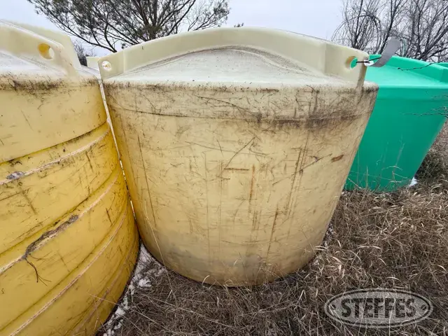1,650 gal. poly tank