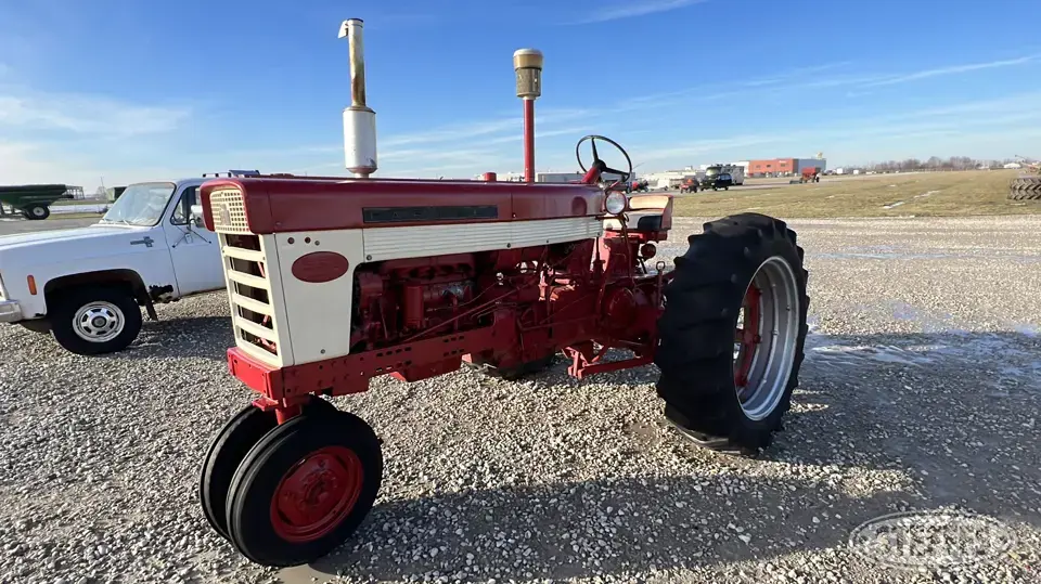 1963 Farmall 560 2WD Tractor