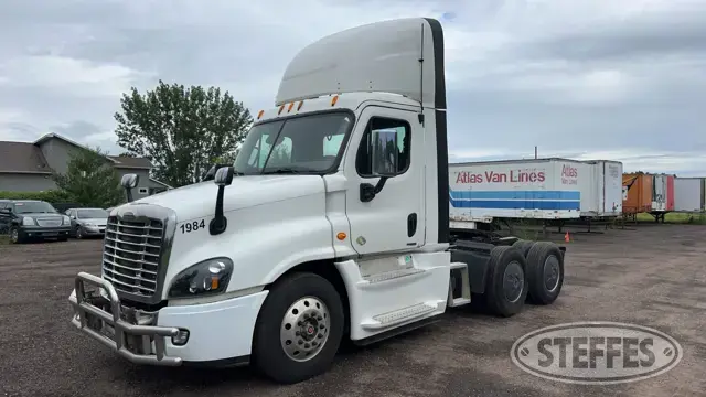 2015 Freightliner CA125DC