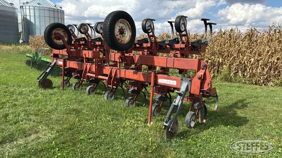 Kewanee 3400 Row Crop Cultivator
