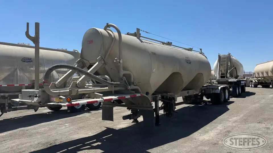 2009 Heil 1,040 cu. ft. Pneumatic Trailer