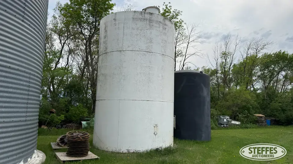 Approx. 12,000 gal. fertilizer tank Liquid Fertilizer Tank