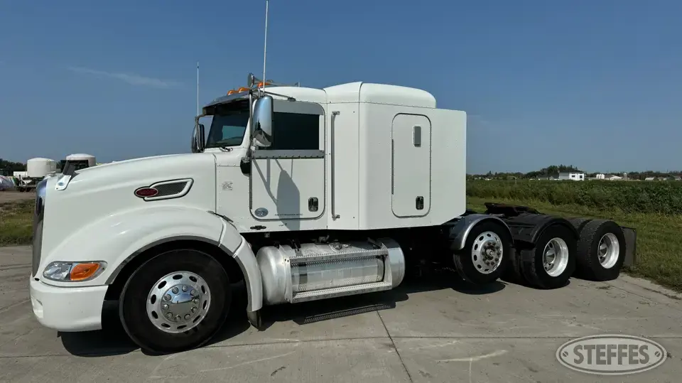 2013 Peterbilt 386 Conventional Truck with Sleeper