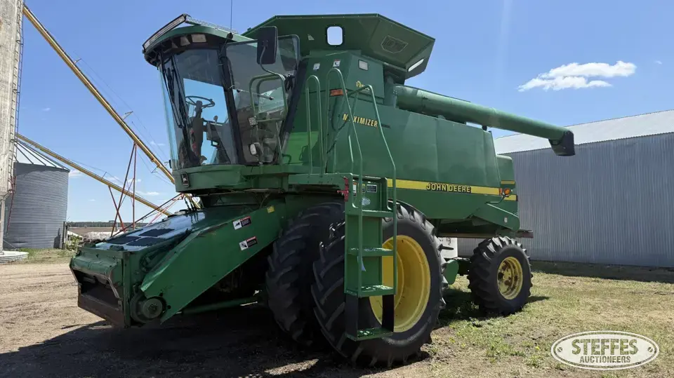 1999 John Deere 9610 Combine