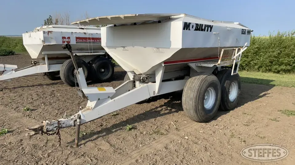 Mobility 650 Pull-Type Dry Spreader