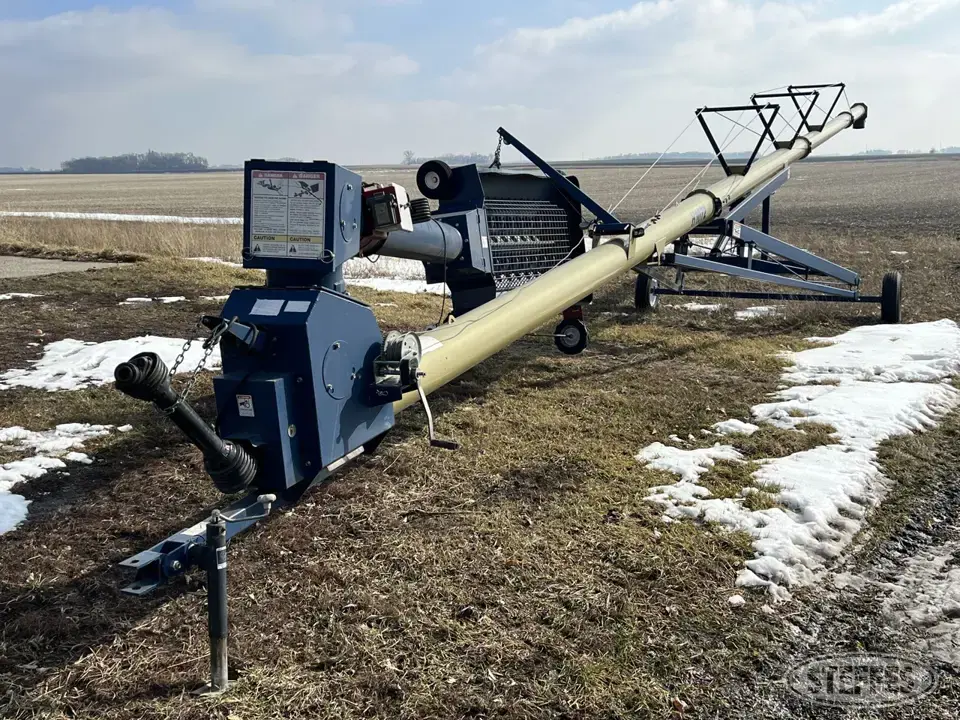 Harvest International H1072 Swing Hopper Auger