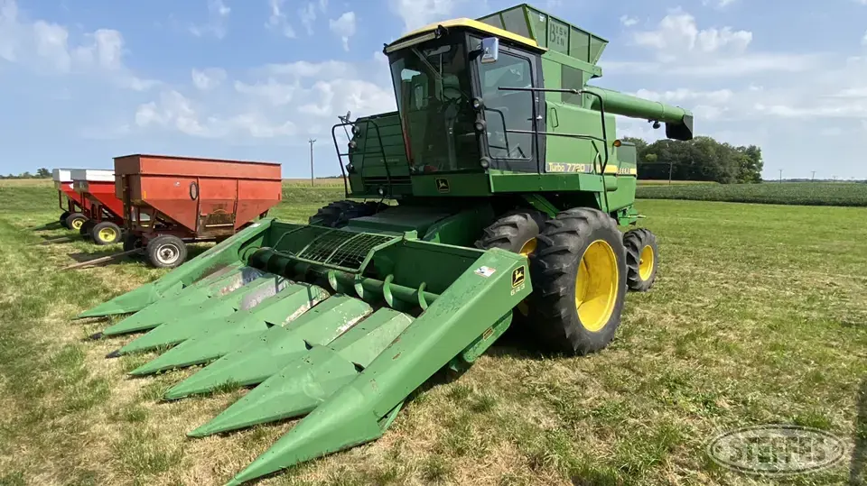 John Deere 7720 Combine