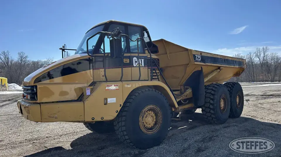 2001 CAT 725 Dump Truck