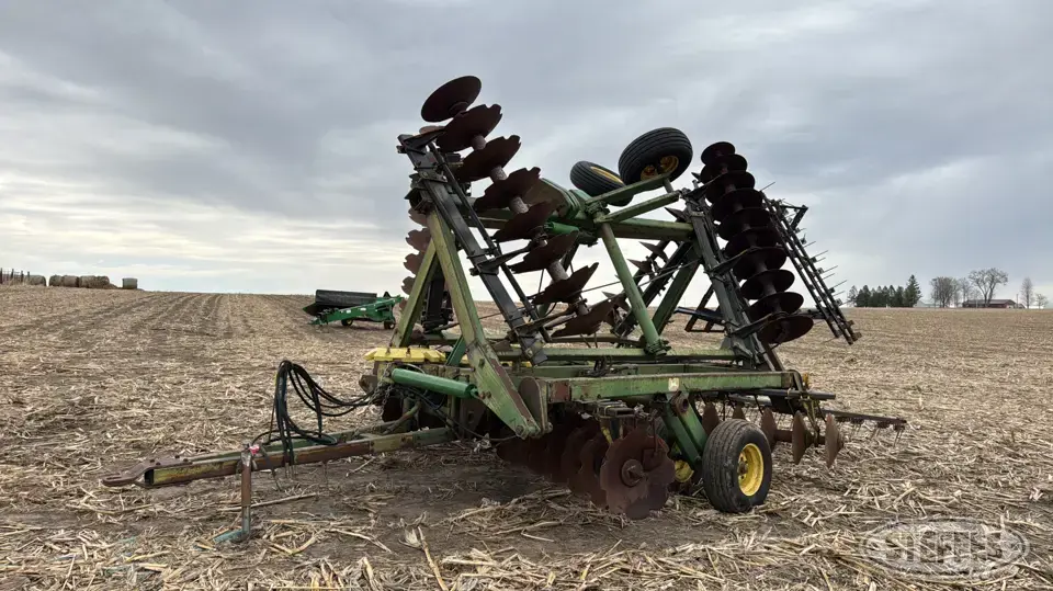 John Deere 330 Disc