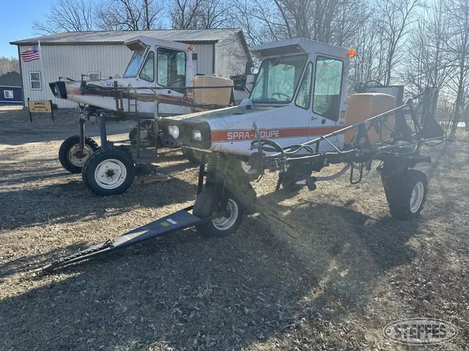 Melroe Spra-Coupe 220 Self-Propelled Sprayer