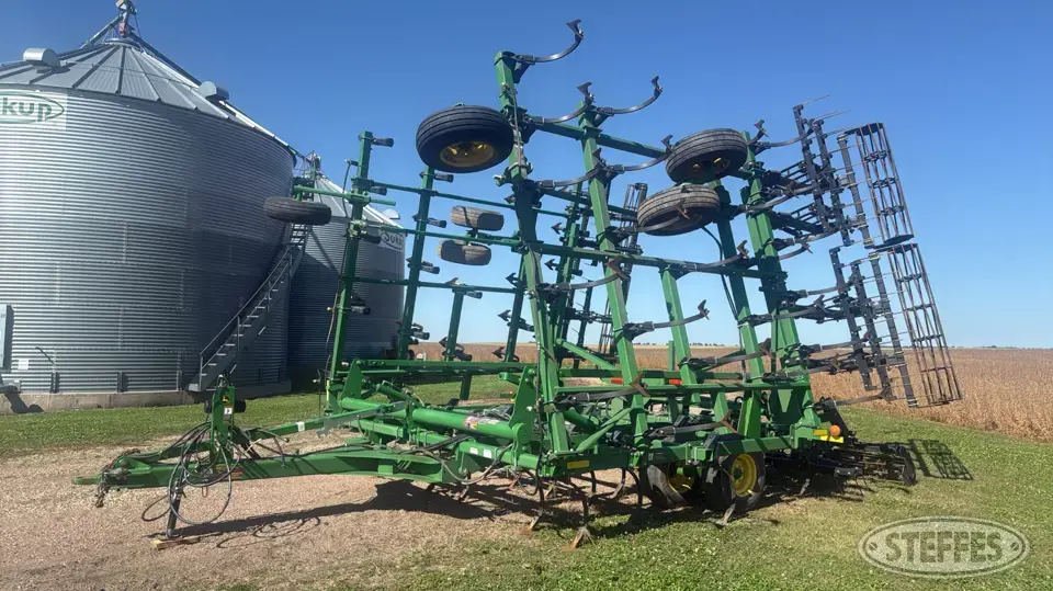 2012 John Deere 2210 Field Cultivator