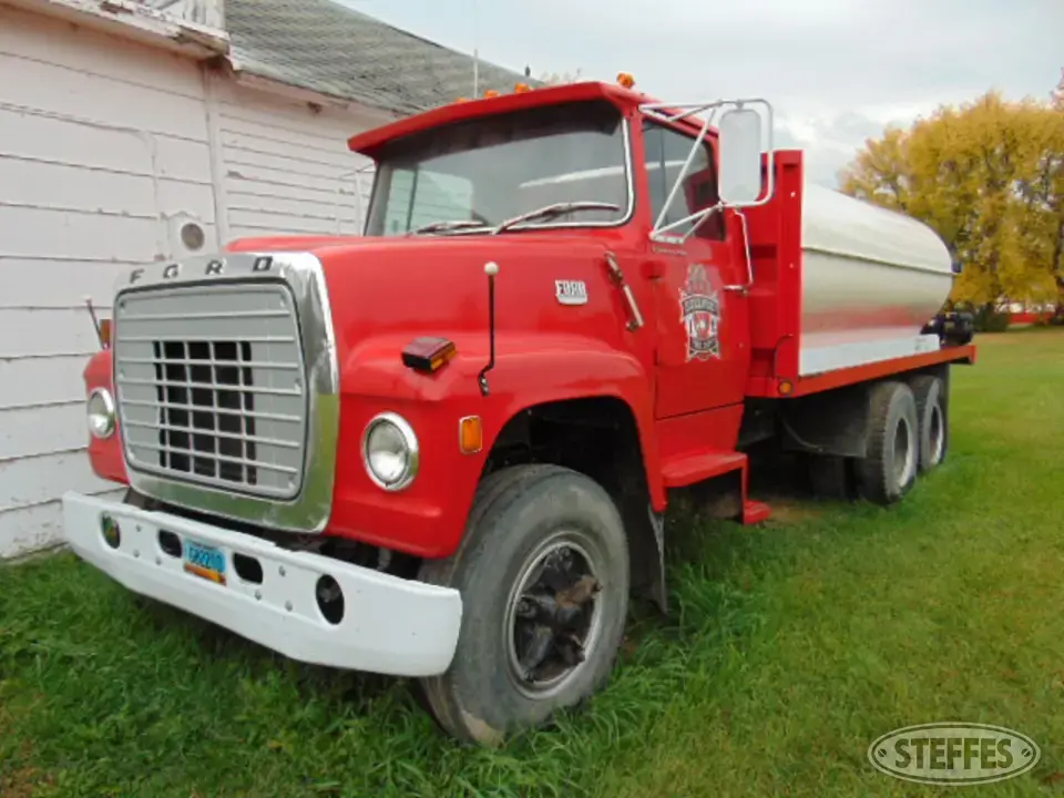 1976 Ford LT880 Cab and Chassis Truck